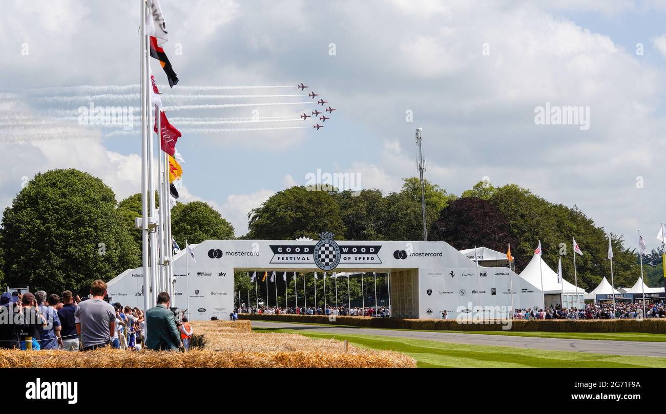 Le frecce rosse volano sul ponte a Goodwood (Sussex) per celebrare il ritorno del Festival of Speed 2021 - un importante evento di test Covid-19. Foto Stock