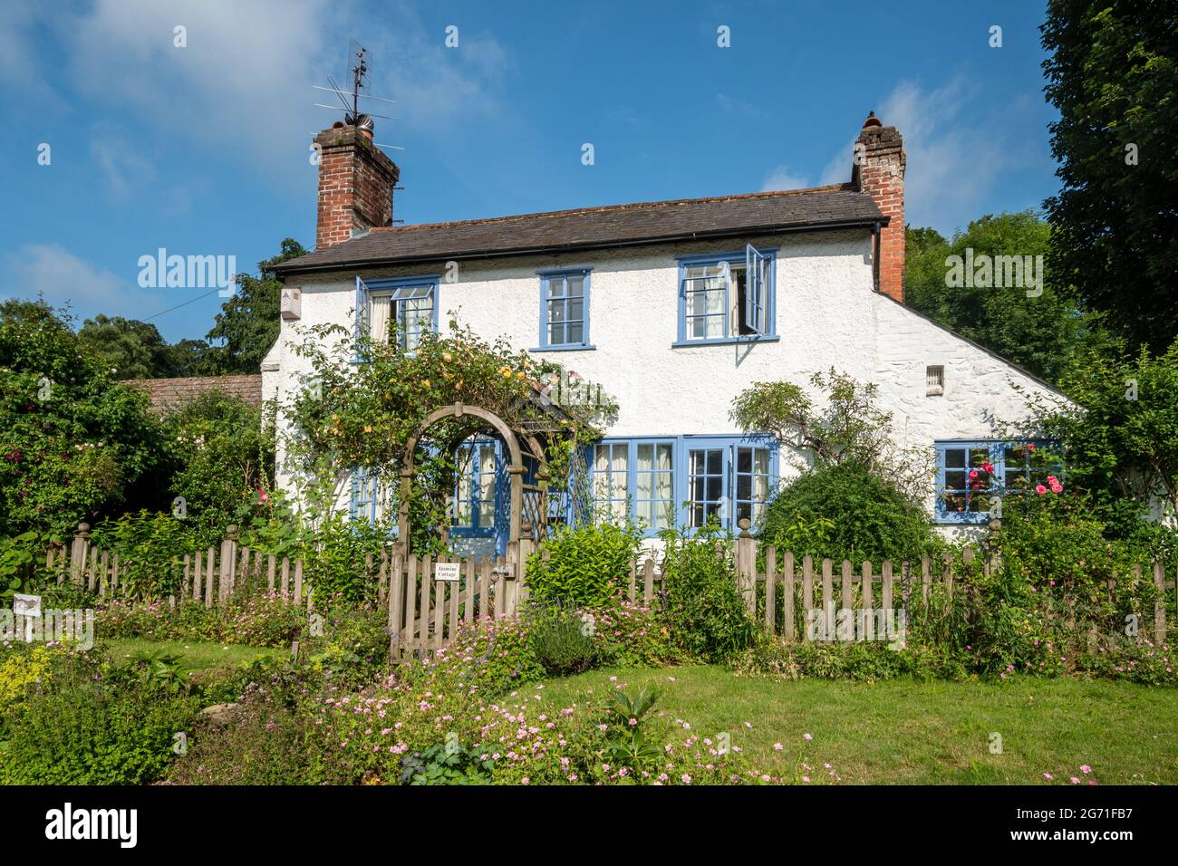 Grazioso cottage e giardino a Peaslake, un villaggio nel Surrey Hills AONB, Inghilterra, Regno Unito Foto Stock