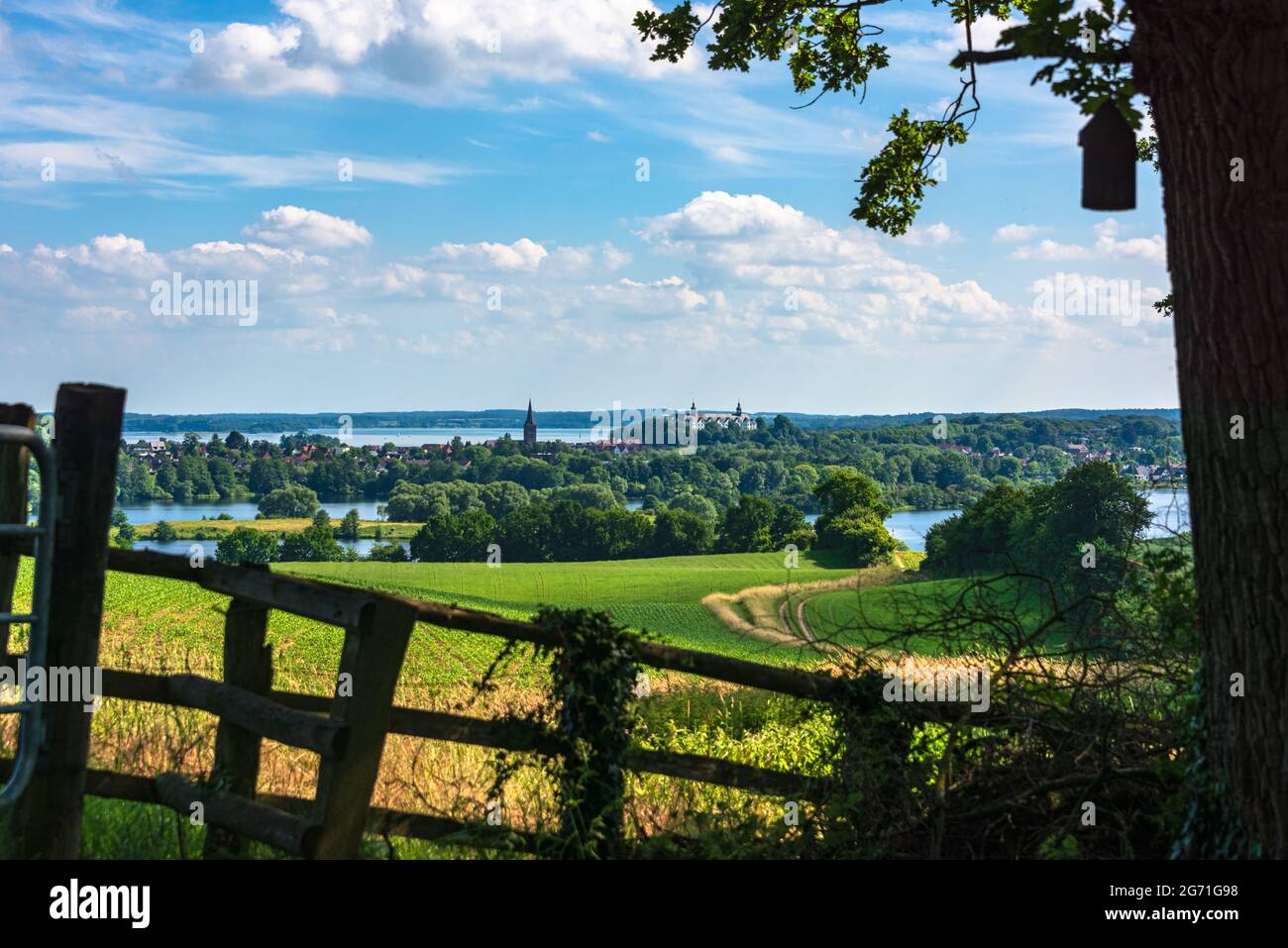 Hügelige Landschaft in der Holsteinischen Schweiz, im Hintergrond die Seeenplaate um die Kreisstadt Plön und das Plöner Schloß Foto Stock