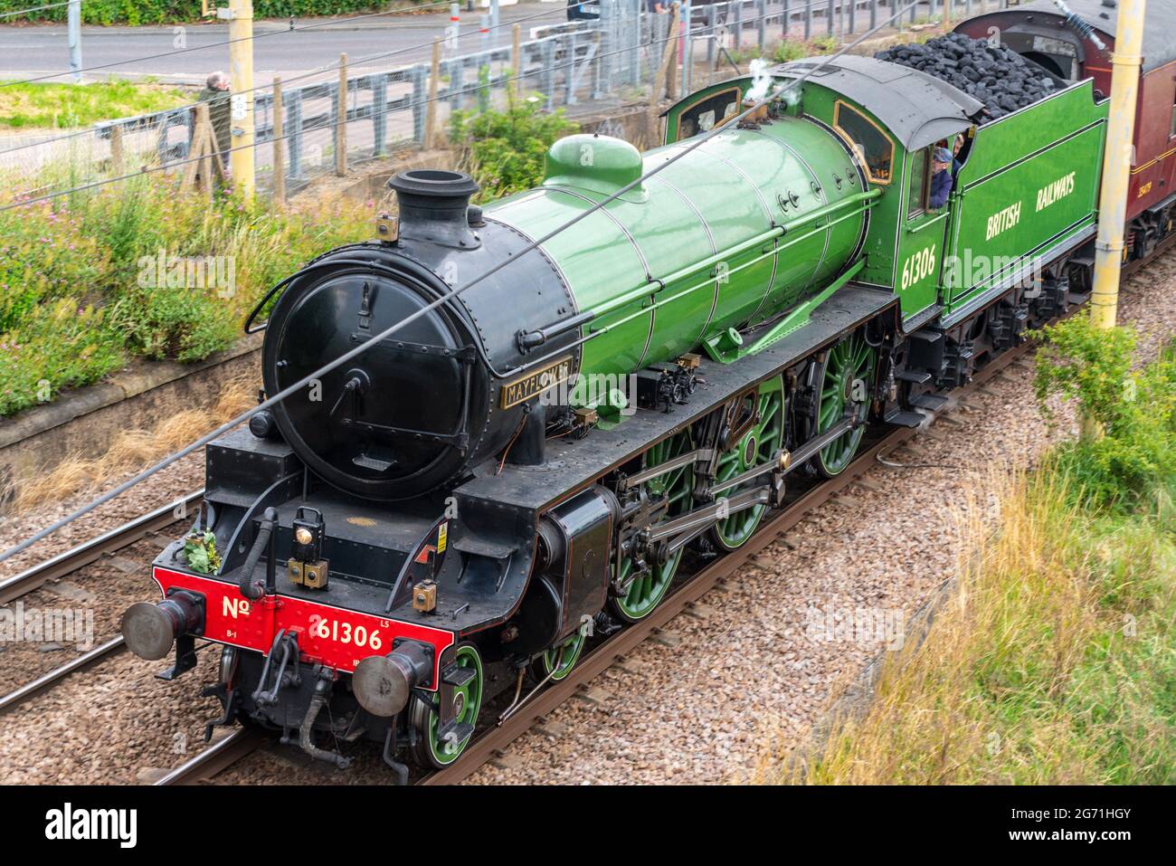 Locomotiva a vapore LNER B1 Classe 61306 Mayflower che trasporta un'escursione a Steam Dreams dalla stazione di Southend Est a Hastings, passando per Leigh on Sea, Essex Foto Stock