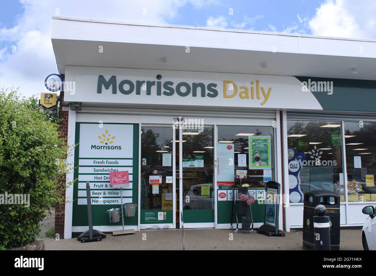 Morrisons Daily store front con cielo blu: Parbold, Lancashire, Regno Unito Foto Stock