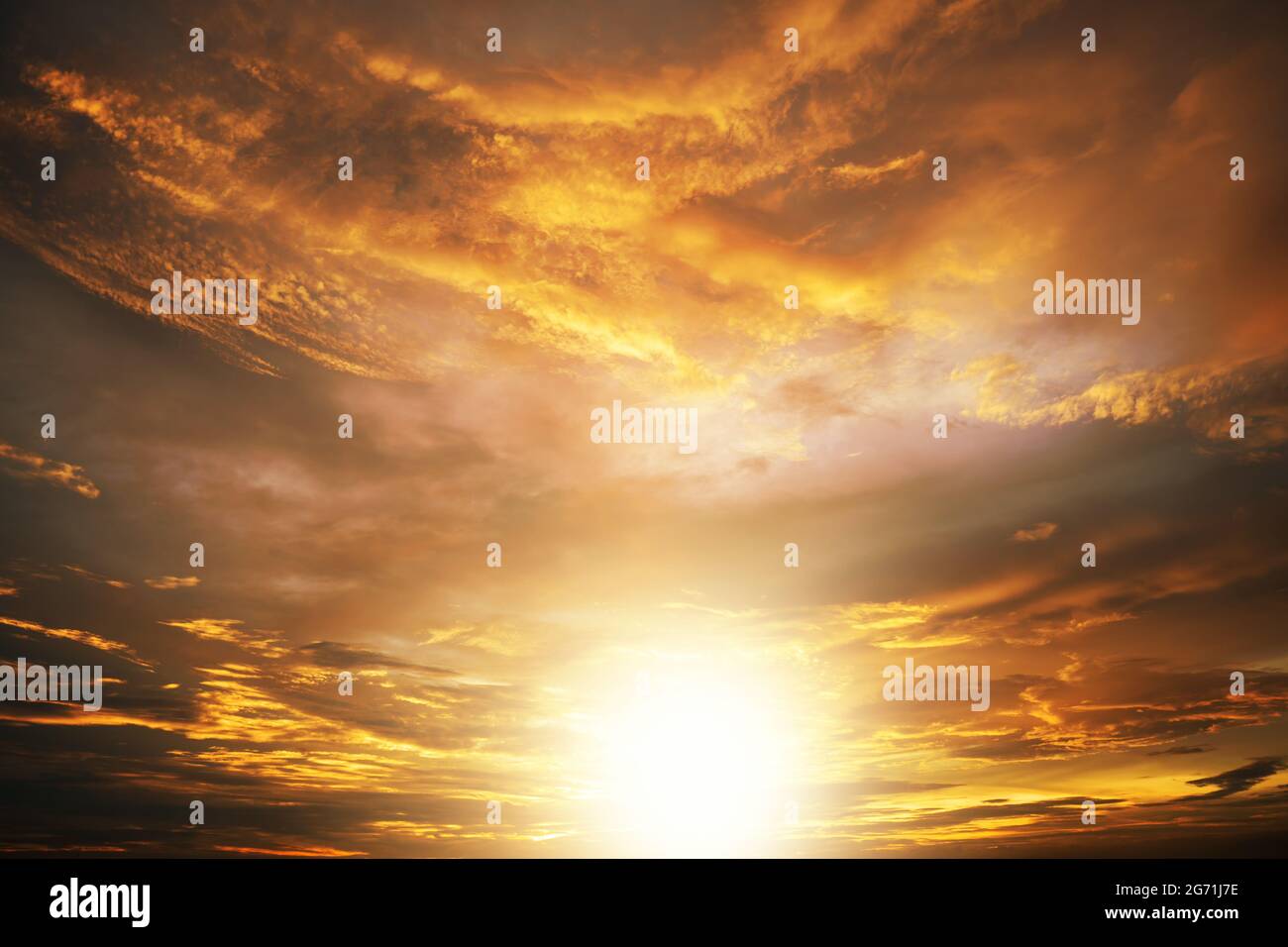 Bellissimo cielo di tramonto. Cielo astratto sfondo di culto di Dio e concetto di libertà. Credenze religiose Foto Stock