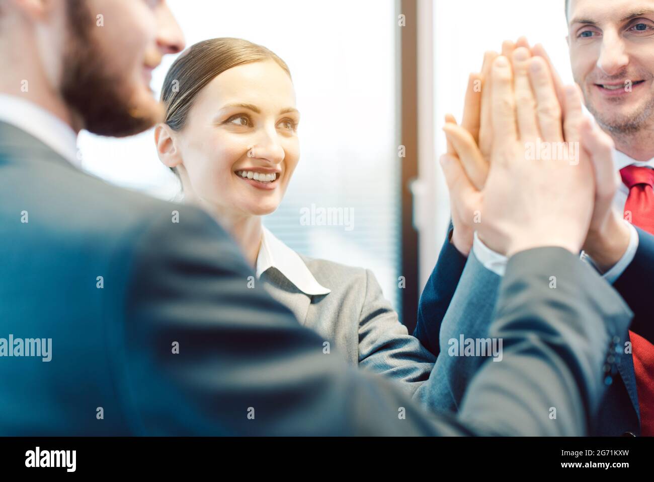 Team di professionisti motivati che si attacca e lavora insieme Foto Stock