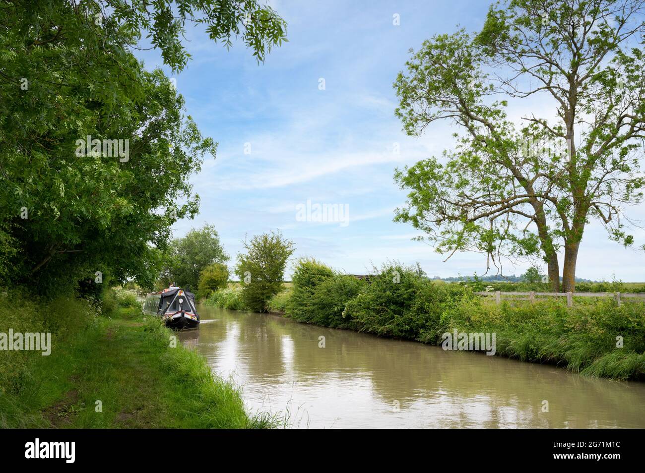 Narrowboat ormeggiato sul sentiero di alzaia, canale South Oxford, Marston doles, Warwickshire, Regno Unito Foto Stock