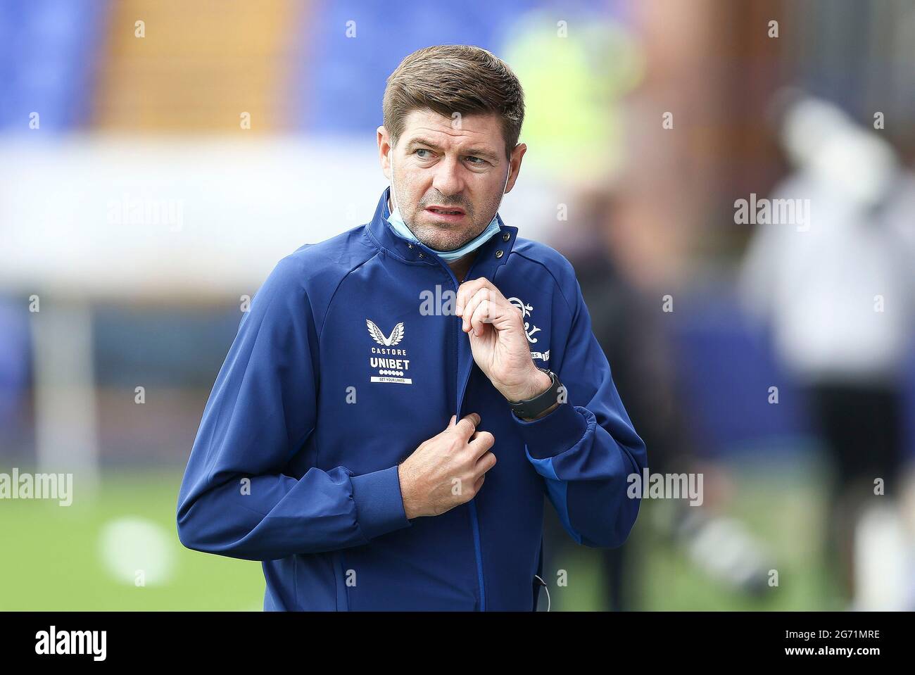 Birkenhead, Regno Unito. 10 luglio 2021. Steven Gerrard, direttore del FC di Ranger, guarda. Incontro amichevole pre-stagione, Tranmere Rovers contro Rangers a Prenton Park, Birkenhead, Wirral sabato 10 luglio 2021. Questa immagine può essere utilizzata solo per scopi editoriali. Solo per uso editoriale, è richiesta una licenza per uso commerciale. Nessun uso in scommesse, giochi o un singolo club/campionato/giocatore publications.pic di Chris Stading/Andrew Orchard sports photography/Alamy Live News Credit: Andrew Orchard sports photography/Alamy Live News Foto Stock