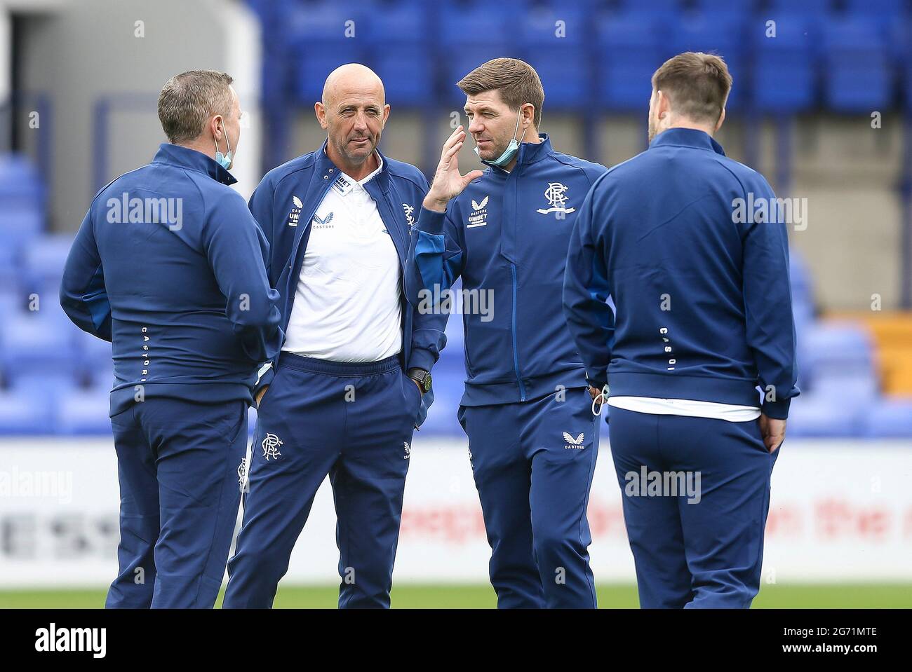 Birkenhead, Regno Unito. 10 luglio 2021. Steven Gerrard, direttore del FC di Ranger, parla con i suoi assistenti prima di ko. Incontro amichevole pre-stagione, Tranmere Rovers contro Rangers a Prenton Park, Birkenhead, Wirral sabato 10 luglio 2021. Questa immagine può essere utilizzata solo per scopi editoriali. Solo per uso editoriale, è richiesta una licenza per uso commerciale. Nessun uso in scommesse, giochi o un singolo club/campionato/giocatore publications.pic di Chris Stading/Andrew Orchard sports photography/Alamy Live News Credit: Andrew Orchard sports photography/Alamy Live News Foto Stock