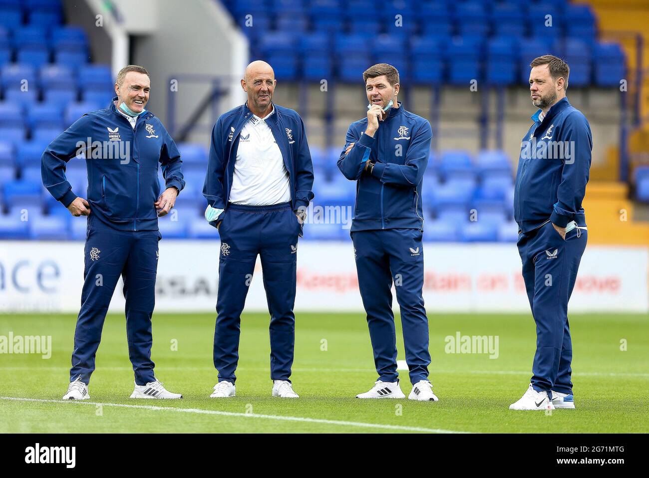 Birkenhead, Regno Unito. 10 luglio 2021. Steven Gerrard, direttore del FC di Ranger, parla con i suoi assistenti prima di ko. Incontro amichevole pre-stagione, Tranmere Rovers contro Rangers a Prenton Park, Birkenhead, Wirral sabato 10 luglio 2021. Questa immagine può essere utilizzata solo per scopi editoriali. Solo per uso editoriale, è richiesta una licenza per uso commerciale. Nessun uso in scommesse, giochi o un singolo club/campionato/giocatore publications.pic di Chris Stading/Andrew Orchard sports photography/Alamy Live News Credit: Andrew Orchard sports photography/Alamy Live News Foto Stock