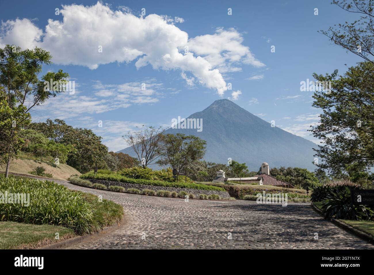 Vista dello stratovulcano Agua in Guatemala dal condominio la Reunion Foto Stock