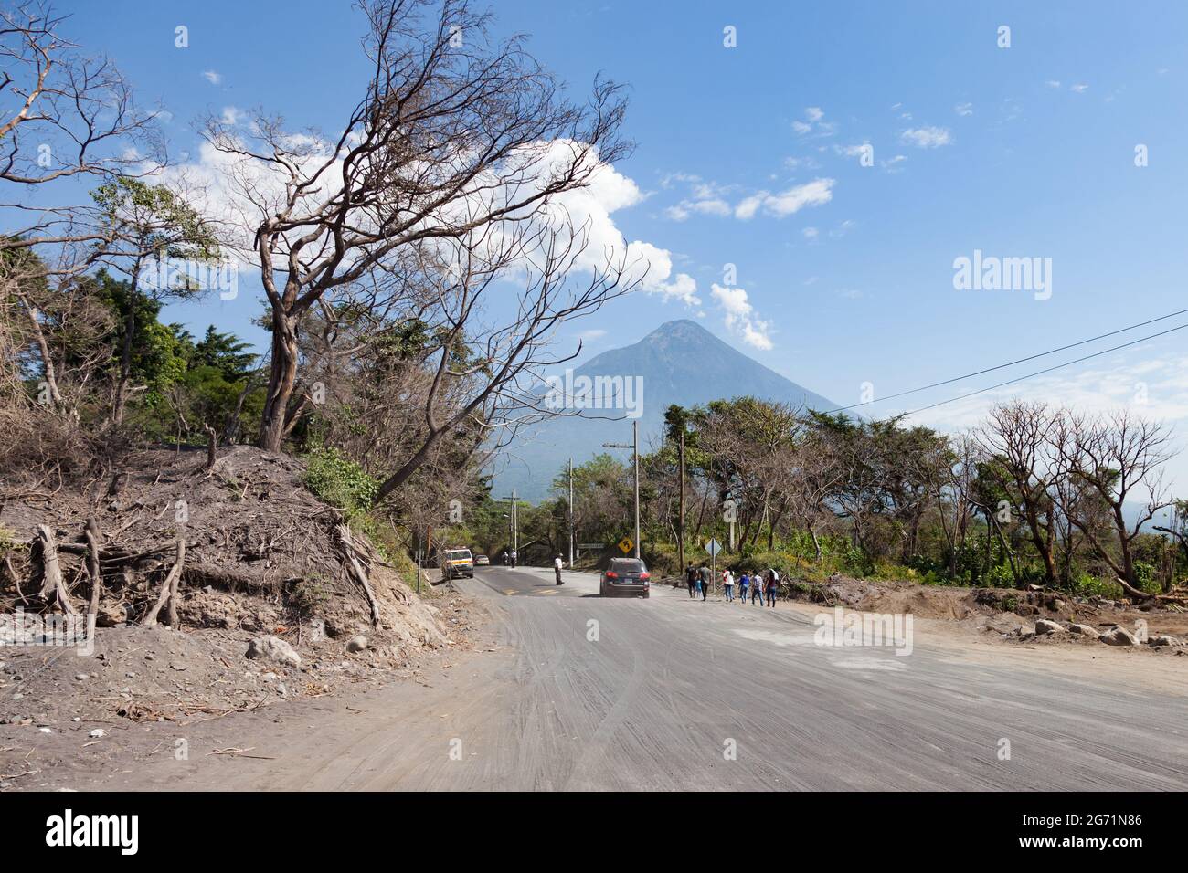 L'autostrada RN-14 da Antigua a Escuintla in Guatemala è parzialmente distrutta a seguito dell'eruzione del vulcano Fuego nel giugno 2018 Foto Stock