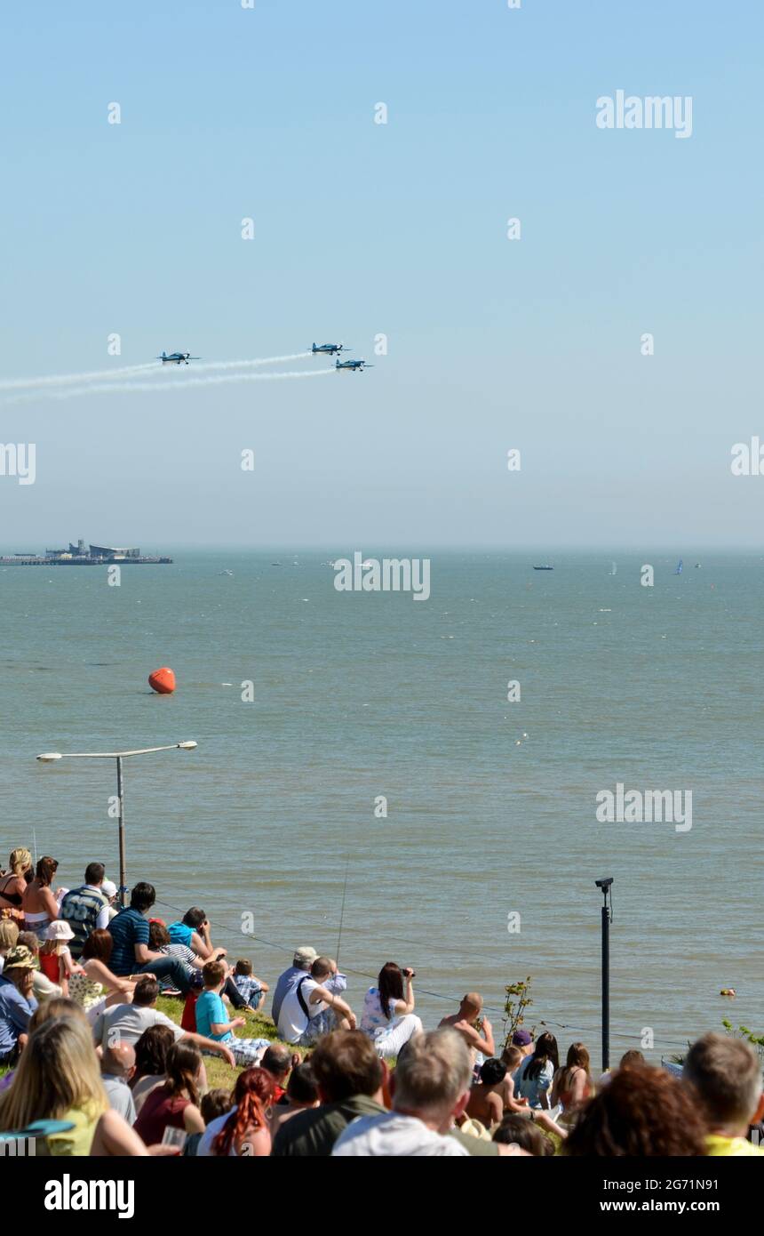 Southend Airshow 2012. Folla sul lungomare con l'esposizione di aerei che volano sull'estuario del Tamigi. Il team di visualizzazione Blades, guardato da persone sulle scogliere Foto Stock