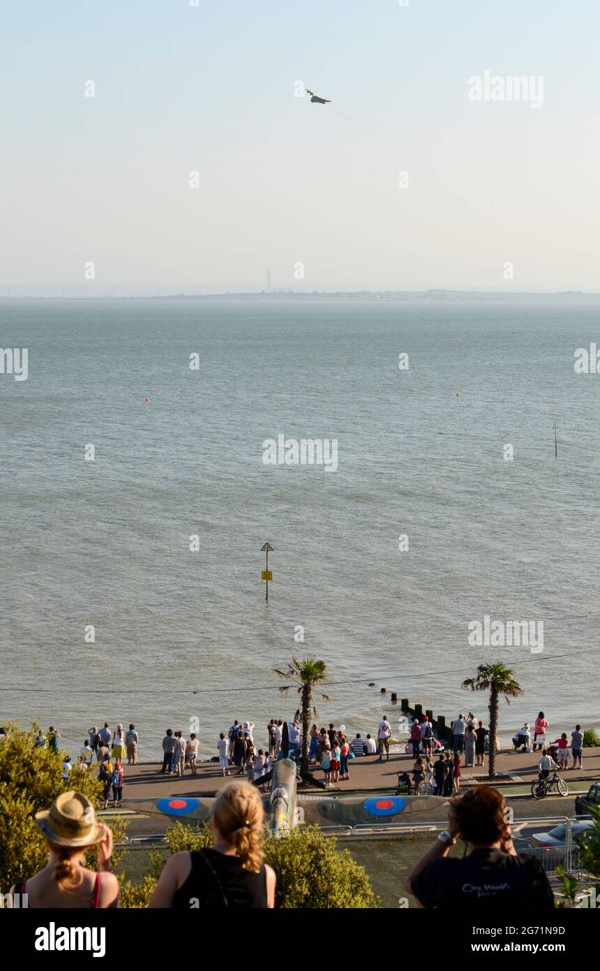 Southend Airshow 2012. Folla sul lungomare con l'esposizione di aerei che volano sull'estuario del Tamigi. RAF Typhoon caccia jet climbing. Spitfire della seconda guerra mondiale Foto Stock