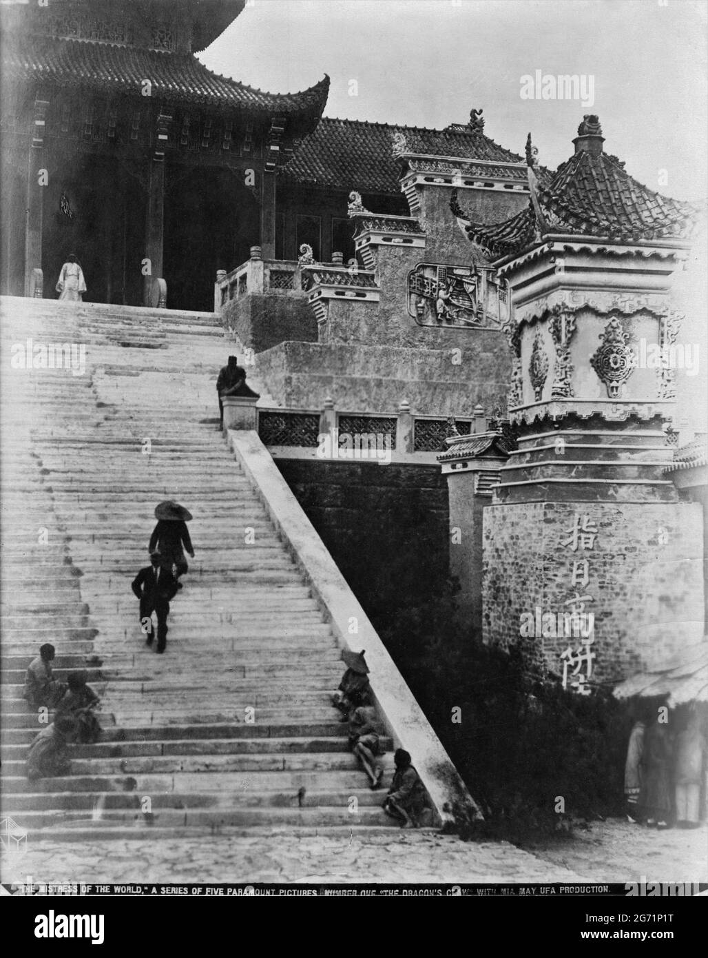 Scena cinese in elaborato set in tedesco Silent seriale LA PADRONA DEL MONDO numero uno : The Dragon's Claw aka DER HERRIN DER WELT 1.Teil Die Freundin des Gelbes Mannes 1919 registi JOSEPH KLEIN e JOE MAY produzione design otto Hunte, Martin Jacoby - Boy, Erich Kettelhut e Karl Vollbrecht May-Film / Universum Film (UFA) / Foto Stock