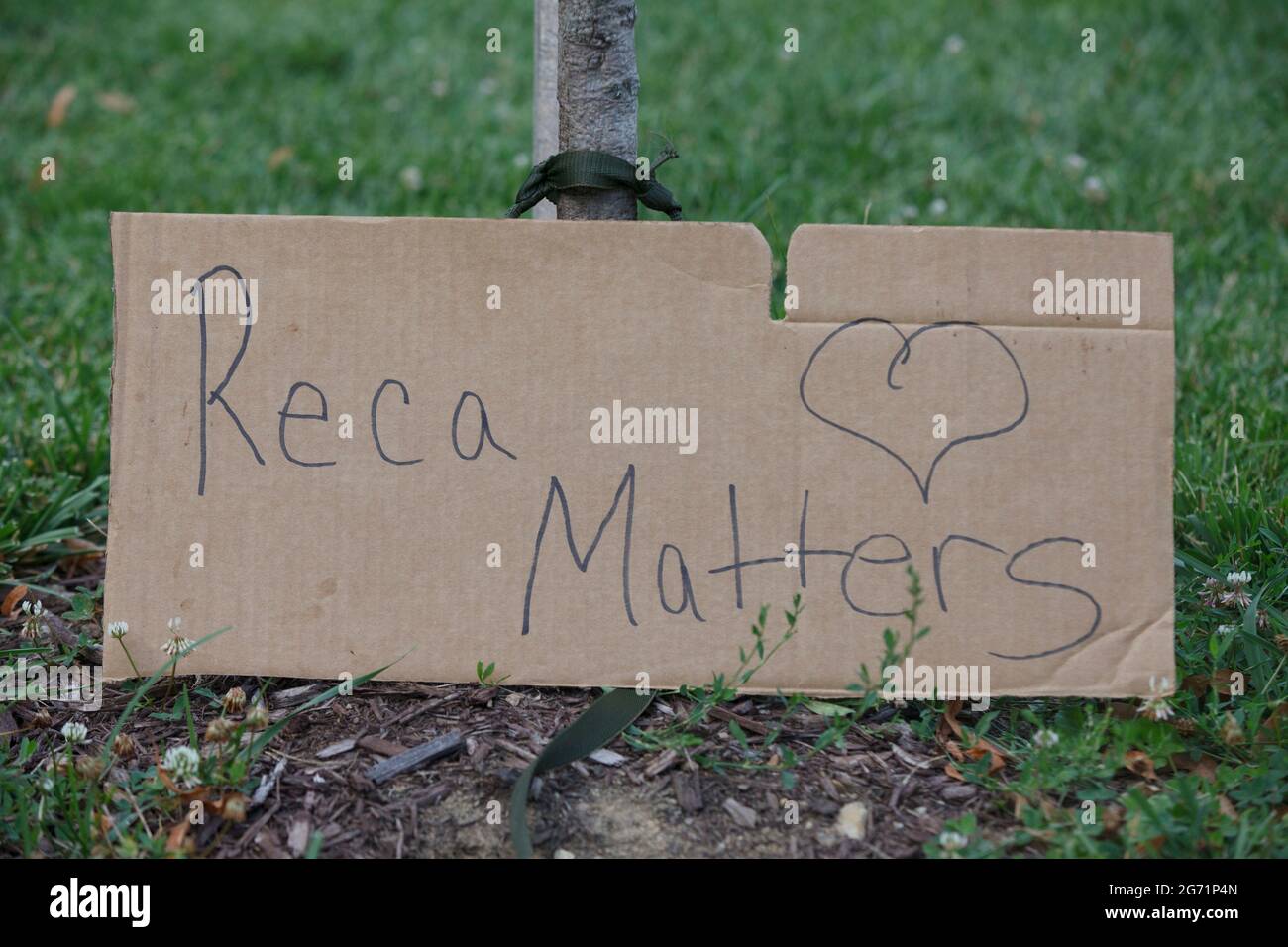 Lettura dei segni, "Reca Matters" si trova presso un albero del King Arts Complex durante un rally.Family tenere un rally per chiamare la giustizia per Fredreca Ford, 29, un prigioniero al Franklin County Correction Center a Jackson Pike a Columbus, Ohio, Che è stato trovato inconscio nella sua cella il 26 giugno 2021, e più tardi è morto quel giorno. Si sospetta che la Ford abbia superato il fentanil, ma la richiesta non è stata confermata. La madre e la cugina di Ford erano i principali relatori del rally, dove hanno chiesto riforme nel sistema carcerario e carcerario, perché credono che se il tempo di risposta fosse stato più immediato per arrendere Foto Stock