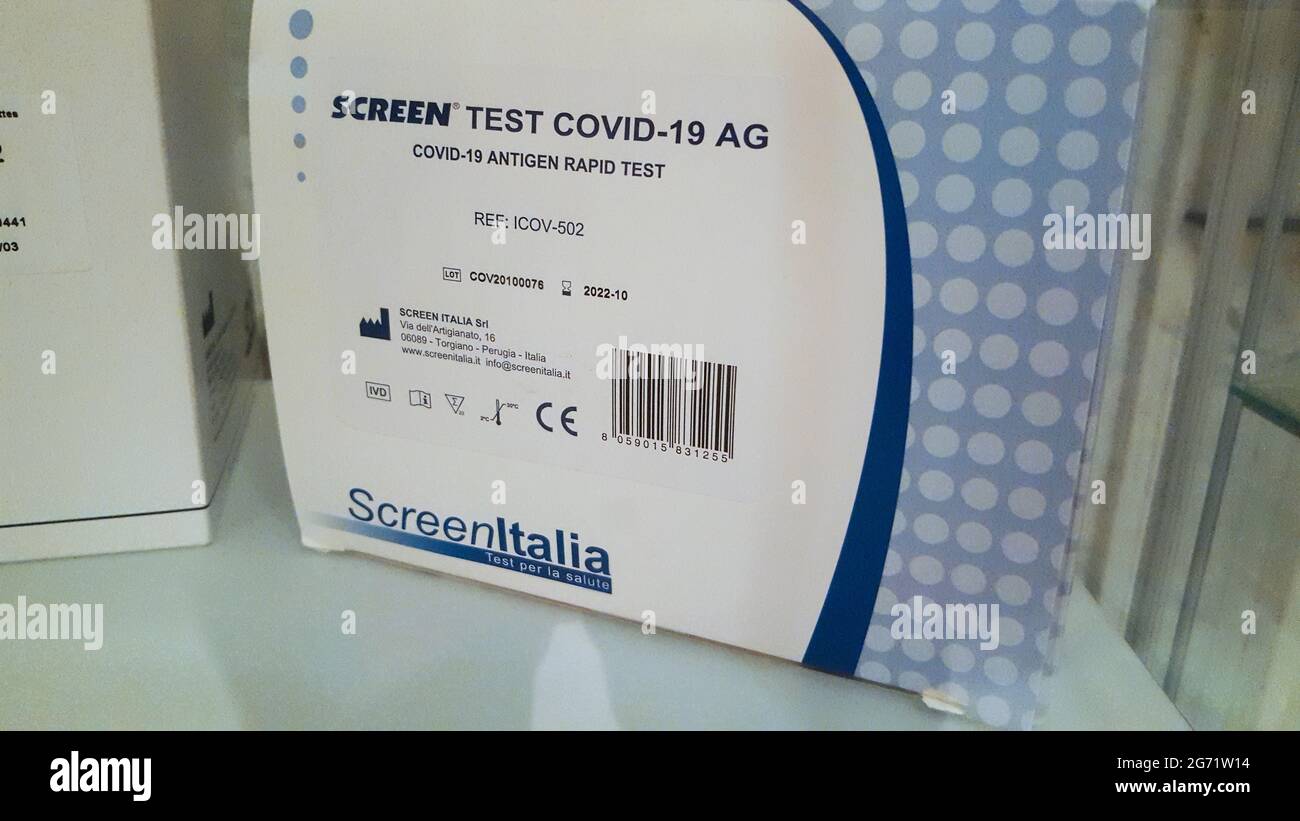 Badajoz, Spagna - 21 gennaio 2021: Test antigenico rapido ScreenItalia COVID-19. Badajoz College of Pharmacists Foto Stock