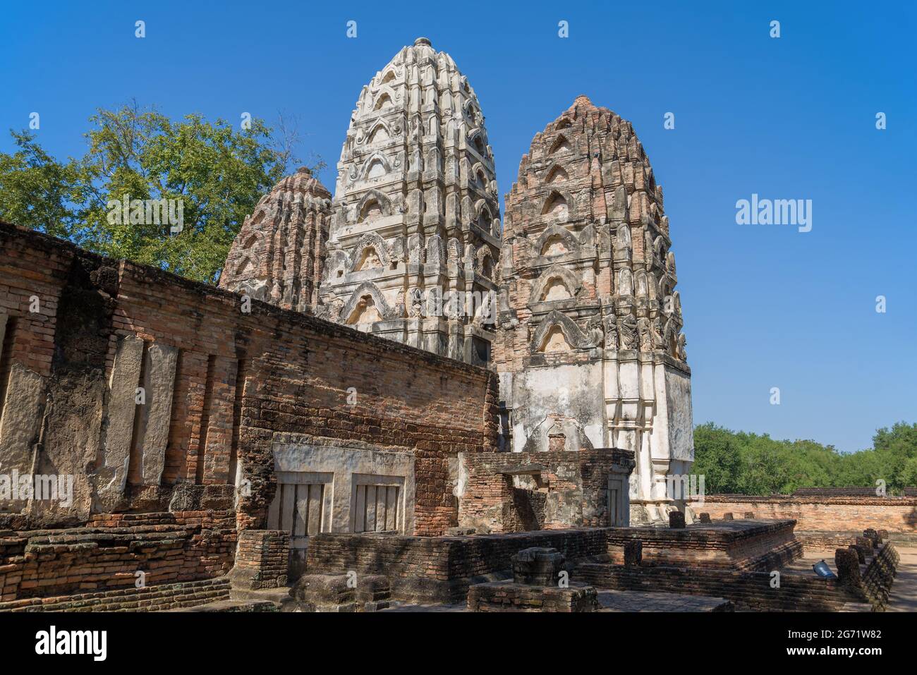 Antico tempio Khmer di Wat si Sawai nel parco storico della città di Sukhothai in una giornata di sole. Thailandia Foto Stock