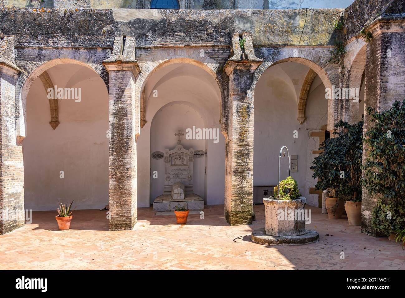 Medina-Sidonia, Cadice, Spagna - 15 giugno 2021: Chiostro della Chiesa di Santa Maria nella città di Medina-Sidonia nella provincia di Cadice, Andalusia, Foto Stock