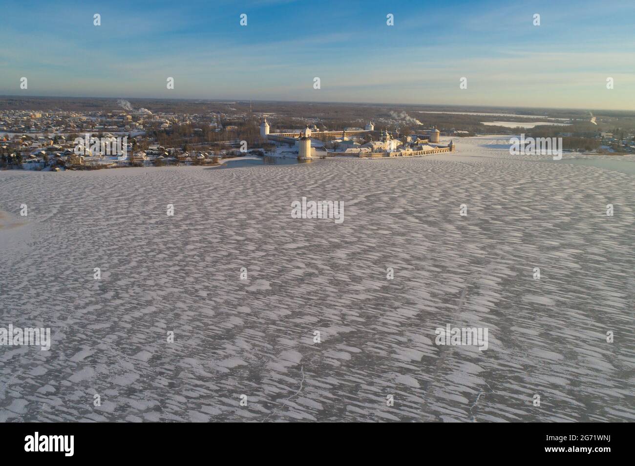 Lago Siverskoye ghiacciato e monastero di Kirillo-Belozersky nel paesaggio invernale (fotografia aerea). Kirilov, regione di Vologda. Russia Foto Stock