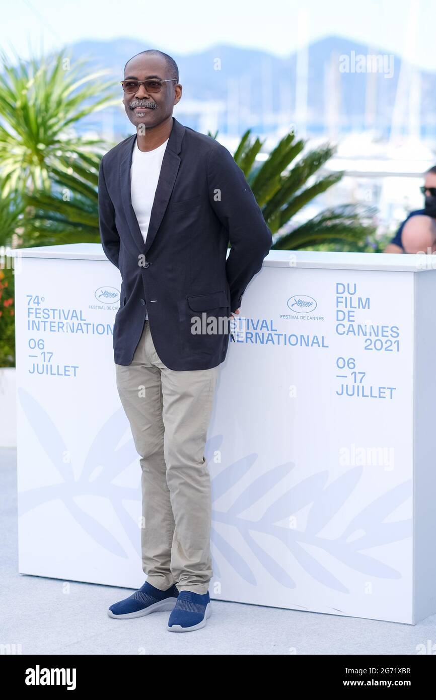 Palais des festival, Cannes, Francia. 9 luglio 2021. Mahamat-Saleh Haroun si pone al Lingui Photocall. . Foto di Julie Edwards./Alamy Live News Foto Stock