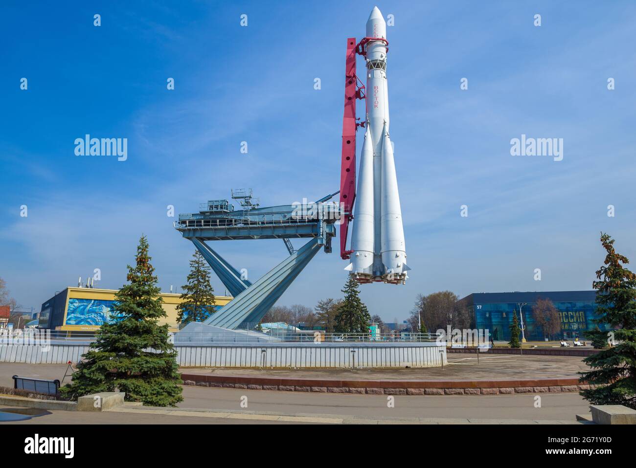 MOSCA, RUSSIA - 14 APRILE 2021: Il razzo Vostok sulla rampa di lancio in un pomeriggio di aprile soleggiato. Mostra del Centro Espositivo All-Russian (VDNKh) Foto Stock