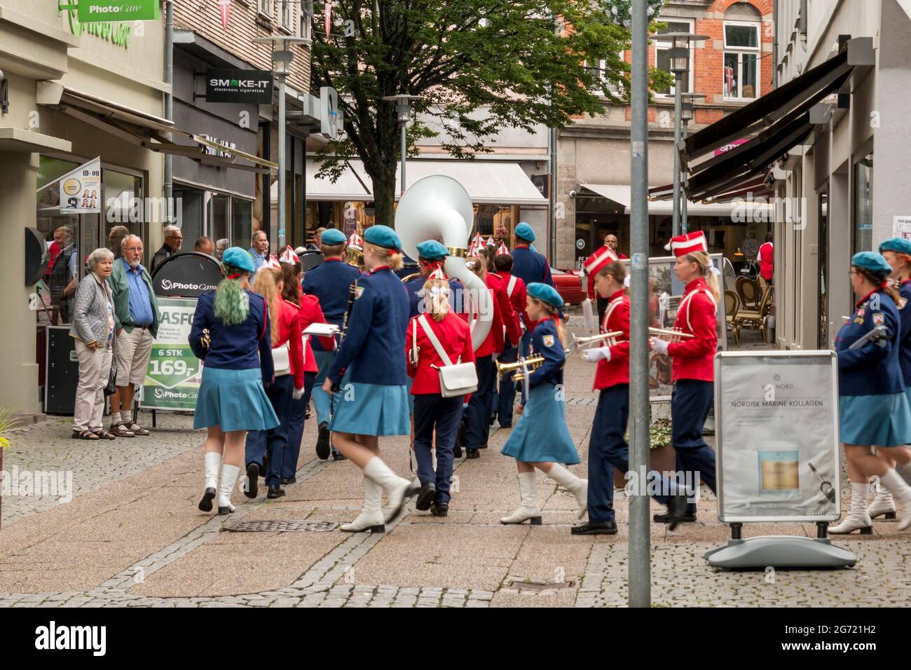 Randers, Danimarca - 10 luglio 2021: Randers Girl Guard suona musica per strada, Drum Corps, Music Corps, Fanfare Corps, Foto Stock