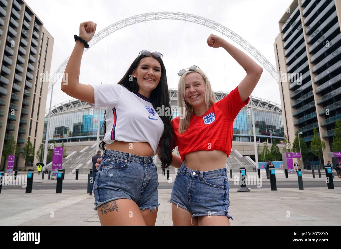Gli appassionati di calcio inglesi di ventenne Ruby Watson (a sinistra) e Chloe Lally (a destra) di Leicester, indossano i top calcistici inglesi all'ingresso del Wembley Stadium, davanti alla squadra di calcio inglese che gioca nella finale UEFA Euro 2020 di domenica. Data immagine: Sabato 10 luglio 2021. Foto Stock
