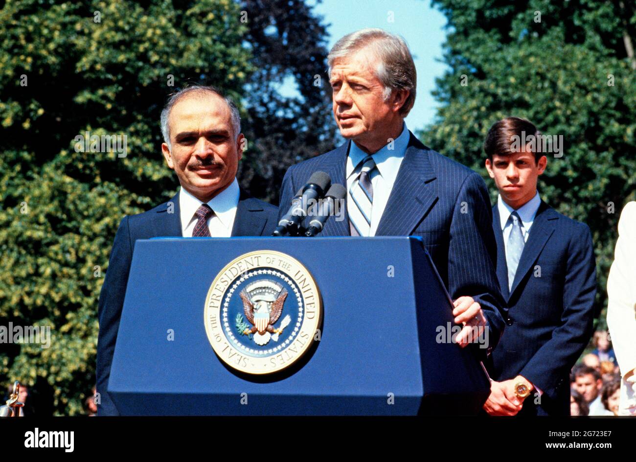 Il presidente degli Stati Uniti Jimmy carter, al centro, fa le sue osservazioni mentre lui e la prima signora Rosalynn carter accolgono il re Hussein i di Giordania, partito, per una visita di Stato sul prato meridionale della Casa Bianca a Washington, DC, il 17 giugno 1980. Sulla destra si trova Prince Faisal bin Hussein. Credit: Benjamin E. 'gene' Forte / CNP Foto Stock