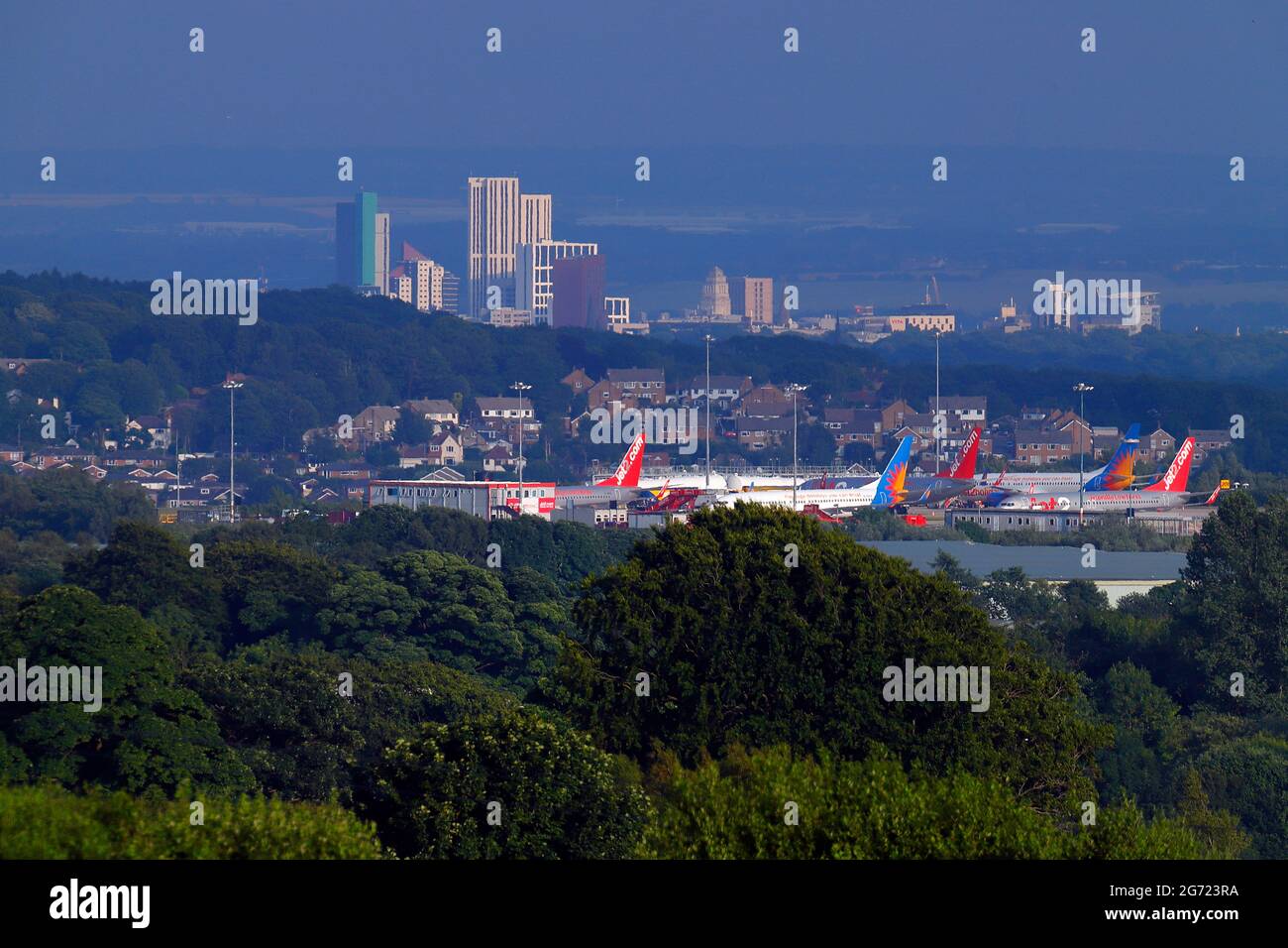 Vista da Otley Chevin verso sud-est verso l'aeroporto di Leeds Bradford. La citta' di Leeds sullo sfondo e' a 9 miglia dall'aeroporto. Foto Stock