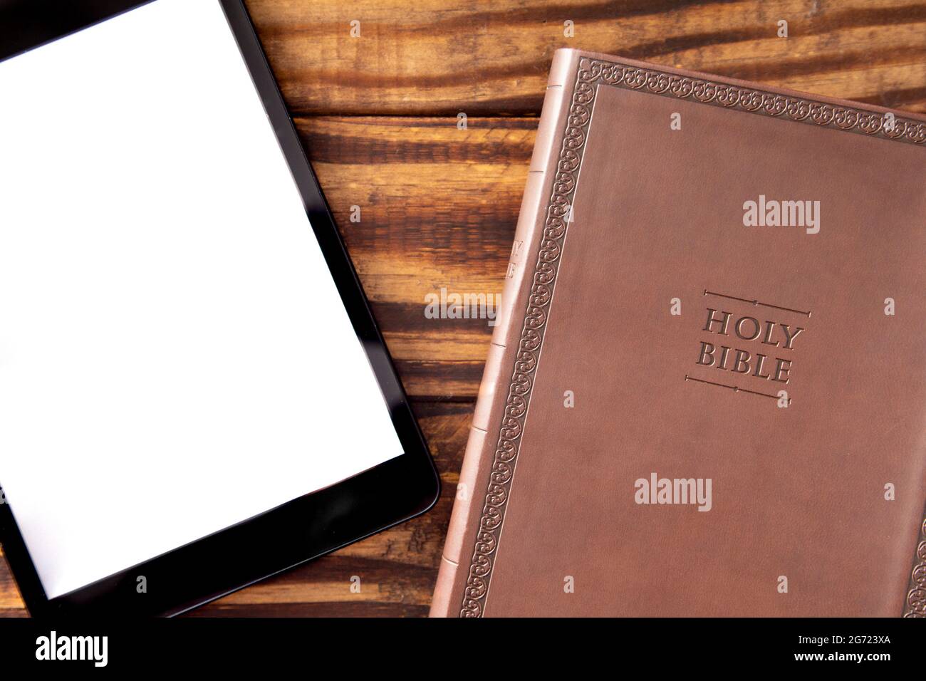 Tablet con una Bibbia per i servizi della Chiesa in diretta streaming o lo studio della Bibbia Foto Stock