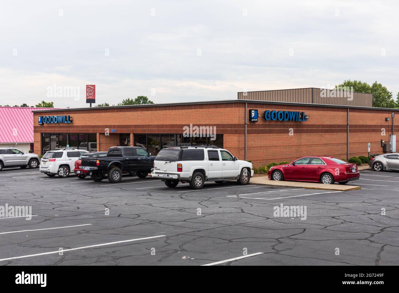 HICKORY, NC, USA-7 LUGLIO 2021: Un Goodwill Store che mostra la parte anteriore dell'edificio, il parcheggio, le automobili e i cartelli di goodwill. Foto Stock