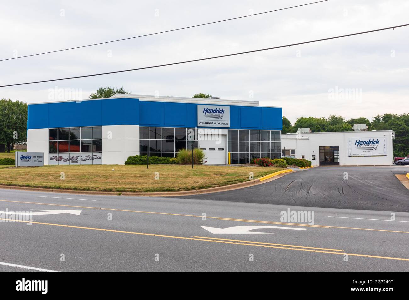 HICKORY, NC, USA-7 LUGLIO 2021: Hendrick Pre-owned & Collision Auto Center, una filiale di Hendrick Automotive Group, una concessionaria auto con sede a NC con 93 loc Foto Stock