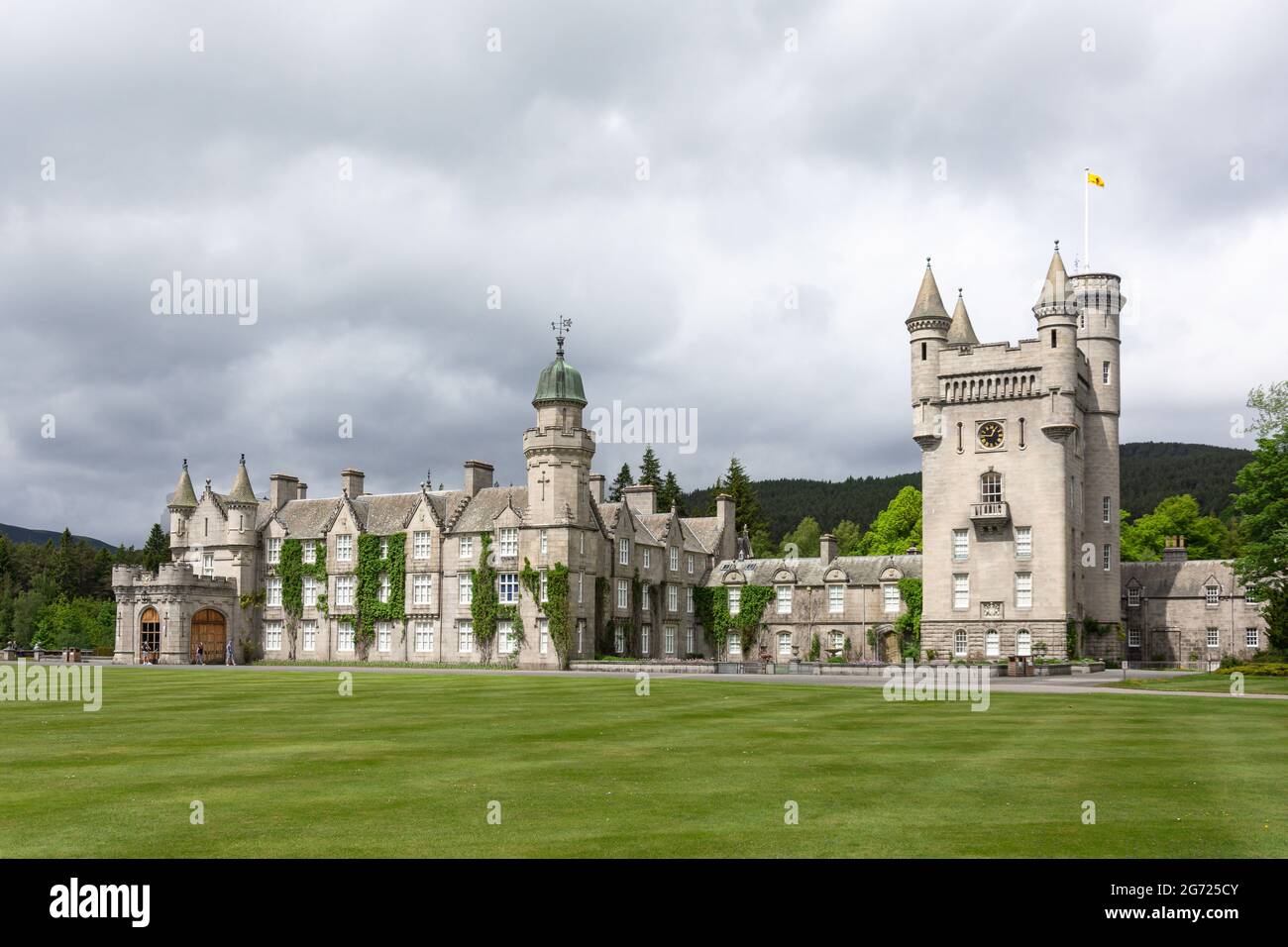 Balmoral Castle and Gardens da South Lawn, Royal Deeside, Aberdeenshire, Scozia, Regno Unito Foto Stock