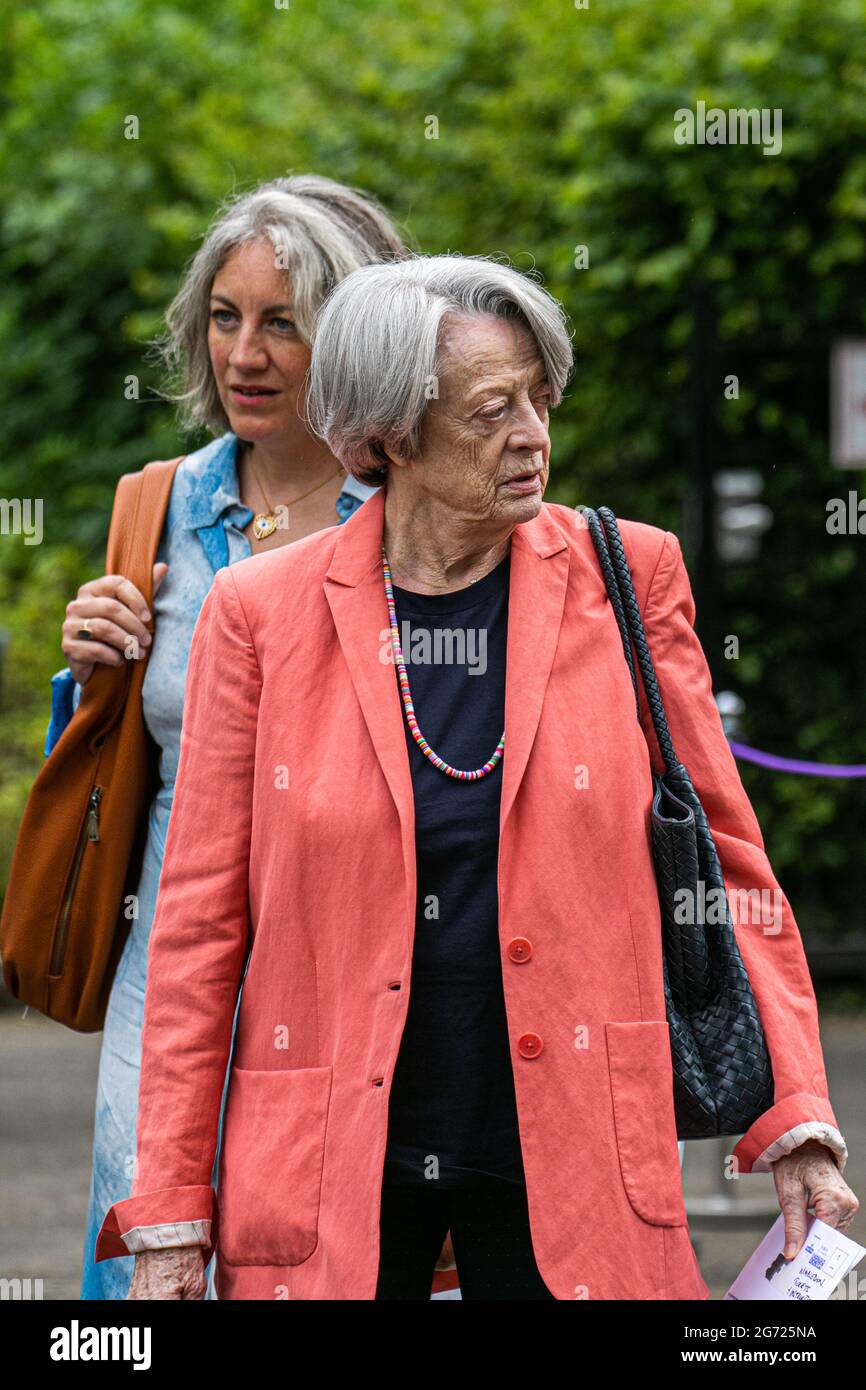 Londra, Regno Unito. 10 luglio 2021. L'attrice inglese Dame Maggie Smith arriva al All England Lawn Tennis Club per l'ultimo giorno di Ladies's singles a Wimbledon. Credit amer Ghazzal/Alamy Live News Foto Stock