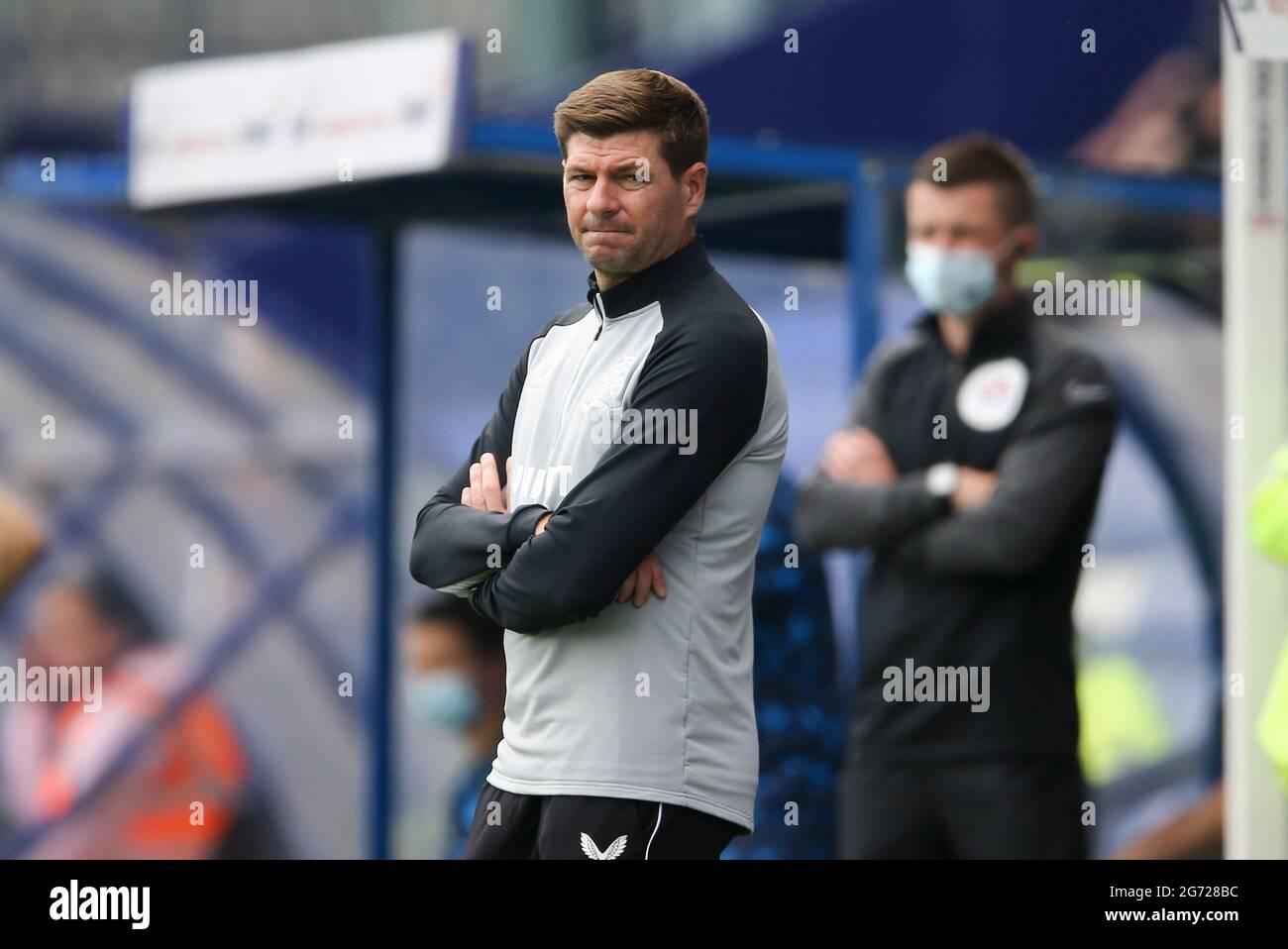 Birkenhead, Regno Unito. 10 luglio 2021. Steven Gerrard, direttore del FC di Ranger, guarda. Incontro amichevole pre-stagione, Tranmere Rovers contro Rangers a Prenton Park, Birkenhead, Wirral sabato 10 luglio 2021. Questa immagine può essere utilizzata solo per scopi editoriali. Solo per uso editoriale, è richiesta una licenza per uso commerciale. Nessun uso in scommesse, giochi o un singolo club/campionato/giocatore publications.pic di Chris Stading/Andrew Orchard sports photography/Alamy Live News Credit: Andrew Orchard sports photography/Alamy Live News Foto Stock