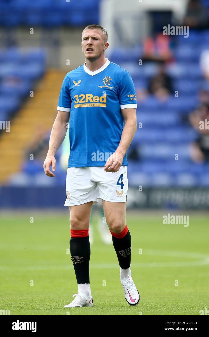 Birkenhead, Regno Unito. 10 luglio 2021. John Lundstram di Rangers guarda sopra. Incontro amichevole pre-stagione, Tranmere Rovers contro Rangers a Prenton Park, Birkenhead, Wirral sabato 10 luglio 2021. Questa immagine può essere utilizzata solo per scopi editoriali. Solo per uso editoriale, è richiesta una licenza per uso commerciale. Nessun uso in scommesse, giochi o un singolo club/campionato/giocatore publications.pic di Chris Stading/Andrew Orchard sports photography/Alamy Live News Credit: Andrew Orchard sports photography/Alamy Live News Foto Stock