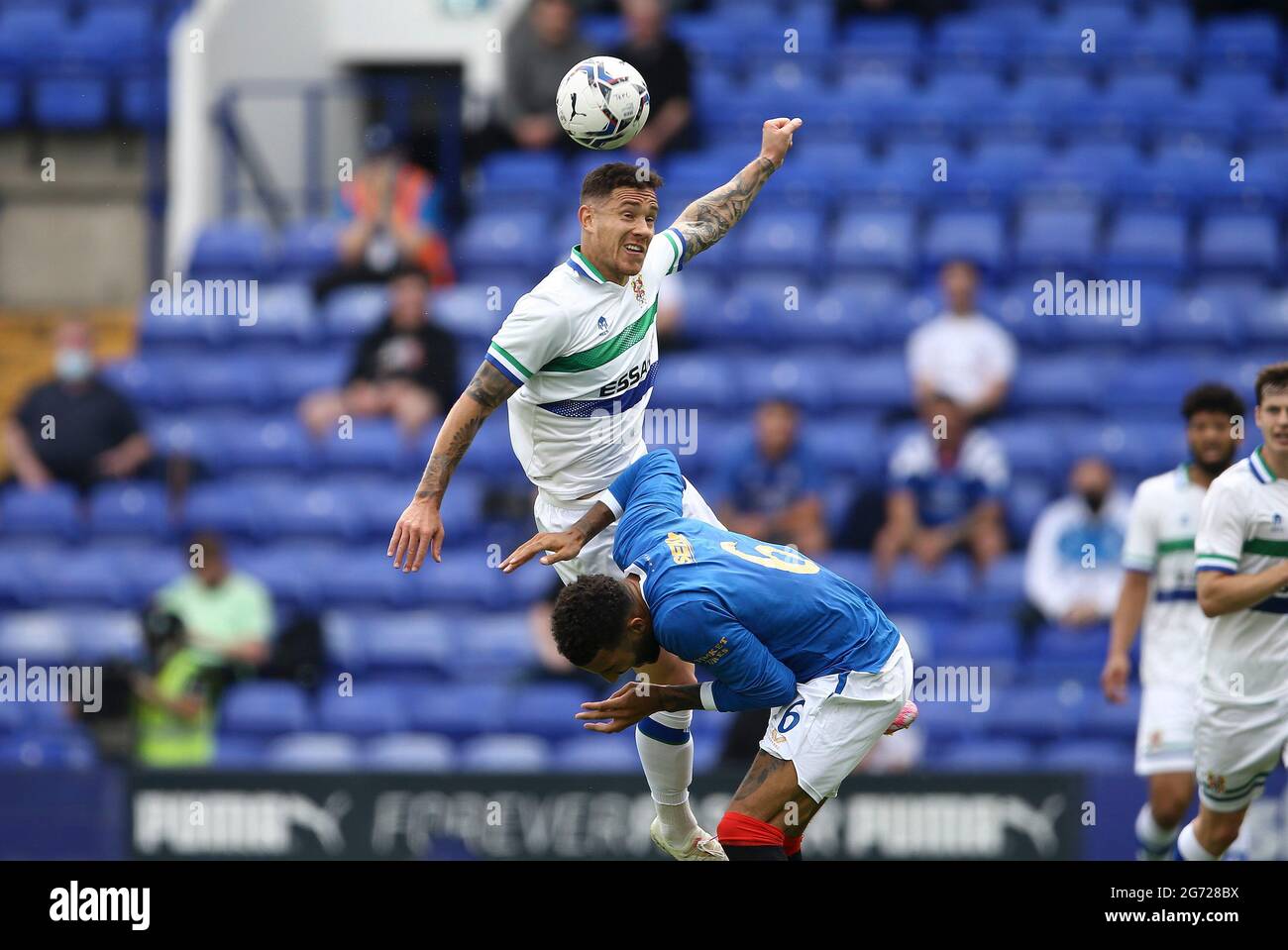 Birkenhead, Regno Unito. 10 luglio 2021. Kieron Morris di Tranmere Rovers salta sopra Connor Goldson (6) di Rangers. Incontro amichevole pre-stagione, Tranmere Rovers contro Rangers a Prenton Park, Birkenhead, Wirral sabato 10 luglio 2021. Questa immagine può essere utilizzata solo per scopi editoriali. Solo per uso editoriale, è richiesta una licenza per uso commerciale. Nessun uso in scommesse, giochi o un singolo club/campionato/giocatore publications.pic di Chris Stading/Andrew Orchard sports photography/Alamy Live News Credit: Andrew Orchard sports photography/Alamy Live News Foto Stock