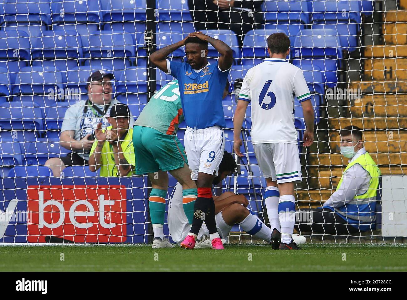 Birkenhead, Regno Unito. 10 luglio 2021. Jermaine Defoe (9) di Rangers reagisce dopo aver perso una possibilità. Incontro amichevole pre-stagione, Tranmere Rovers contro Rangers a Prenton Park, Birkenhead, Wirral sabato 10 luglio 2021. Questa immagine può essere utilizzata solo per scopi editoriali. Solo per uso editoriale, è richiesta una licenza per uso commerciale. Nessun uso in scommesse, giochi o un singolo club/campionato/giocatore publications.pic di Chris Stading/Andrew Orchard sports photography/Alamy Live News Credit: Andrew Orchard sports photography/Alamy Live News Foto Stock