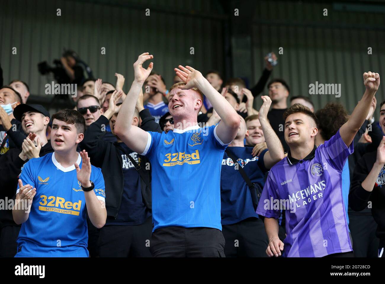 Birkenhead, Regno Unito. 10 luglio 2021. I fan dei Rangers si stanno dietro la loro squadra. Incontro amichevole pre-stagione, Tranmere Rovers contro Rangers a Prenton Park, Birkenhead, Wirral sabato 10 luglio 2021. Questa immagine può essere utilizzata solo per scopi editoriali. Solo per uso editoriale, è richiesta una licenza per uso commerciale. Nessun uso in scommesse, giochi o un singolo club/campionato/giocatore publications.pic di Chris Stading/Andrew Orchard sports photography/Alamy Live News Credit: Andrew Orchard sports photography/Alamy Live News Foto Stock