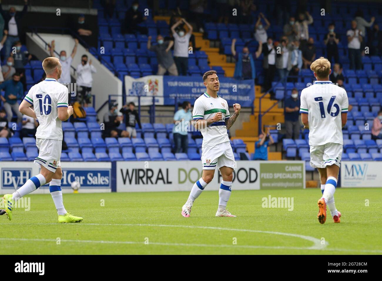 Birkenhead, Regno Unito. 10 luglio 2021. Kieron Morris di Tranmere Rovers (c) festeggia dopo aver segnato il suo primo goal squadre. Incontro amichevole pre-stagione, Tranmere Rovers contro Rangers a Prenton Park, Birkenhead, Wirral sabato 10 luglio 2021. Questa immagine può essere utilizzata solo per scopi editoriali. Solo per uso editoriale, è richiesta una licenza per uso commerciale. Nessun uso in scommesse, giochi o un singolo club/campionato/giocatore publications.pic di Chris Stading/Andrew Orchard sports photography/Alamy Live News Credit: Andrew Orchard sports photography/Alamy Live News Foto Stock