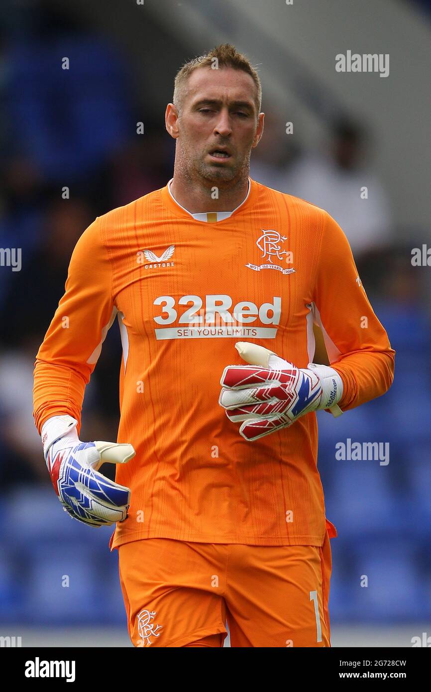 Birkenhead, Regno Unito. 10 luglio 2021. Allan McGregor, il portiere dei Rangers, guarda sopra. Incontro amichevole pre-stagione, Tranmere Rovers contro Rangers a Prenton Park, Birkenhead, Wirral sabato 10 luglio 2021. Questa immagine può essere utilizzata solo per scopi editoriali. Solo per uso editoriale, è richiesta una licenza per uso commerciale. Nessun uso in scommesse, giochi o un singolo club/campionato/giocatore publications.pic di Chris Stading/Andrew Orchard sports photography/Alamy Live News Credit: Andrew Orchard sports photography/Alamy Live News Foto Stock