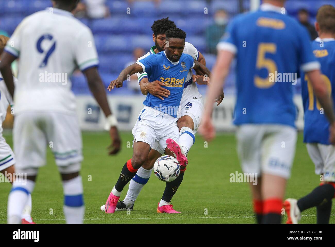 Birkenhead, Regno Unito. 10 luglio 2021. Jermaine Defoe (9) di Rangers è affrontato da Nathaniel Knight-Percival di Tranmere Rovers. Incontro amichevole pre-stagione, Tranmere Rovers contro Rangers a Prenton Park, Birkenhead, Wirral sabato 10 luglio 2021. Questa immagine può essere utilizzata solo per scopi editoriali. Solo per uso editoriale, è richiesta una licenza per uso commerciale. Nessun uso in scommesse, giochi o un singolo club/campionato/giocatore publications.pic di Chris Stading/Andrew Orchard sports photography/Alamy Live News Credit: Andrew Orchard sports photography/Alamy Live News Foto Stock