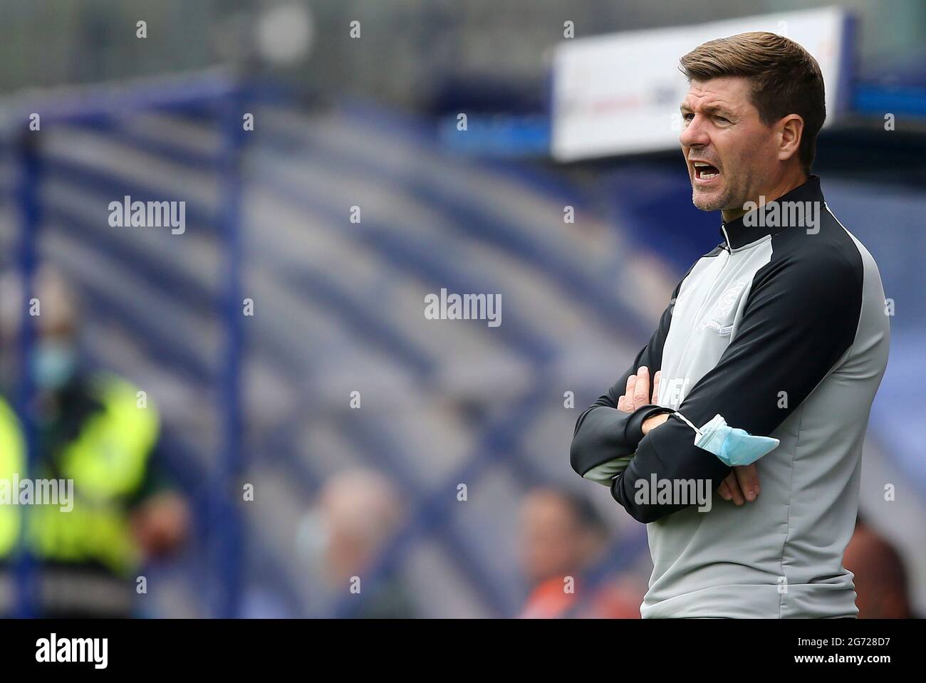 Birkenhead, Regno Unito. 10 luglio 2021. Steven Gerrard, responsabile FC di Ranger, grida le istruzioni. Incontro amichevole pre-stagione, Tranmere Rovers contro Rangers a Prenton Park, Birkenhead, Wirral sabato 10 luglio 2021. Questa immagine può essere utilizzata solo per scopi editoriali. Solo per uso editoriale, è richiesta una licenza per uso commerciale. Nessun uso in scommesse, giochi o un singolo club/campionato/giocatore publications.pic di Chris Stading/Andrew Orchard sports photography/Alamy Live News Credit: Andrew Orchard sports photography/Alamy Live News Foto Stock