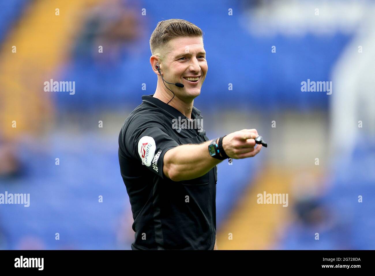 Birkenhead, Regno Unito. 10 luglio 2021. L'arbitro Rob Jones guarda sopra. Incontro amichevole pre-stagione, Tranmere Rovers contro Rangers a Prenton Park, Birkenhead, Wirral sabato 10 luglio 2021. Questa immagine può essere utilizzata solo per scopi editoriali. Solo per uso editoriale, è richiesta una licenza per uso commerciale. Nessun uso in scommesse, giochi o un singolo club/campionato/giocatore publications.pic di Chris Stading/Andrew Orchard sports photography/Alamy Live News Credit: Andrew Orchard sports photography/Alamy Live News Foto Stock