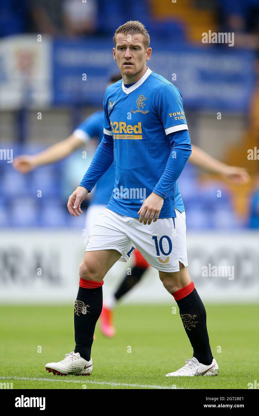 Birkenhead, Regno Unito. 10 luglio 2021. Steven Davis (10) di Rangers guarda sopra. Incontro amichevole pre-stagione, Tranmere Rovers contro Rangers a Prenton Park, Birkenhead, Wirral sabato 10 luglio 2021. Questa immagine può essere utilizzata solo per scopi editoriali. Solo per uso editoriale, è richiesta una licenza per uso commerciale. Nessun uso in scommesse, giochi o un singolo club/campionato/giocatore publications.pic di Chris Stading/Andrew Orchard sports photography/Alamy Live News Credit: Andrew Orchard sports photography/Alamy Live News Foto Stock