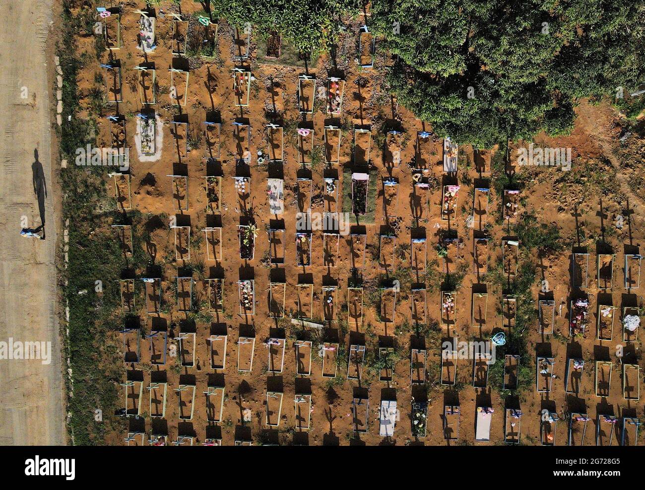 Una vista aerea mostra il cimitero Parque Taruma tra l'epidemia di coronavirus (COVID-19), a Manaus, stato di Amazonas, Brasile 7 luglio 2021. Foto scattata con un drone 7 luglio 2021. REUTERS/Bruno Kelly Foto Stock