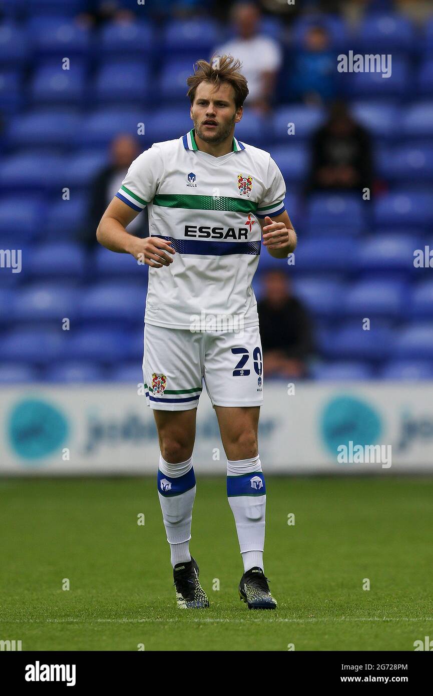 Birkenhead, Regno Unito. 10 luglio 2021. Elliott Nevitt di Tranmere Rovers guarda sopra. Incontro amichevole pre-stagione, Tranmere Rovers contro Rangers a Prenton Park, Birkenhead, Wirral sabato 10 luglio 2021. Questa immagine può essere utilizzata solo per scopi editoriali. Solo per uso editoriale, è richiesta una licenza per uso commerciale. Nessun uso in scommesse, giochi o un singolo club/campionato/giocatore publications.pic di Chris Stading/Andrew Orchard sports photography/Alamy Live News Credit: Andrew Orchard sports photography/Alamy Live News Foto Stock