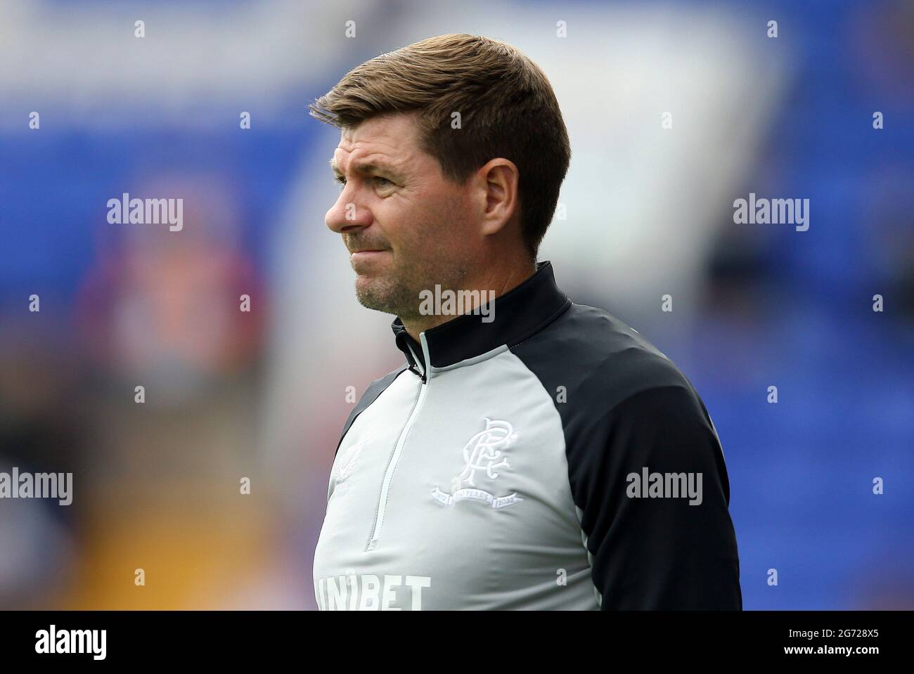 Birkenhead, Regno Unito. 10 luglio 2021. Steven Gerrard, direttore del FC di Ranger, guarda. Incontro amichevole pre-stagione, Tranmere Rovers contro Rangers a Prenton Park, Birkenhead, Wirral sabato 10 luglio 2021. Questa immagine può essere utilizzata solo per scopi editoriali. Solo per uso editoriale, è richiesta una licenza per uso commerciale. Nessun uso in scommesse, giochi o un singolo club/campionato/giocatore publications.pic di Chris Stading/Andrew Orchard sports photography/Alamy Live News Credit: Andrew Orchard sports photography/Alamy Live News Foto Stock