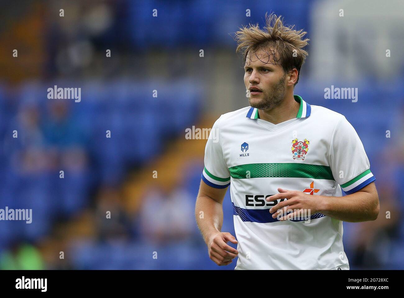 Birkenhead, Regno Unito. 10 luglio 2021. Elliott Nevitt di Tranmere Rovers guarda sopra. Incontro amichevole pre-stagione, Tranmere Rovers contro Rangers a Prenton Park, Birkenhead, Wirral sabato 10 luglio 2021. Questa immagine può essere utilizzata solo per scopi editoriali. Solo per uso editoriale, è richiesta una licenza per uso commerciale. Nessun uso in scommesse, giochi o un singolo club/campionato/giocatore publications.pic di Chris Stading/Andrew Orchard sports photography/Alamy Live News Credit: Andrew Orchard sports photography/Alamy Live News Foto Stock