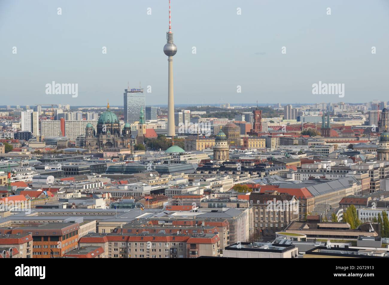 Berlino- Der Berliner Fernsehturm . 368 m hoher Turm, eröffnet 1969, mit Aussichtsplattform in 203 m Höhe & sich drehendem Restaurant in 207 m. Foto Stock