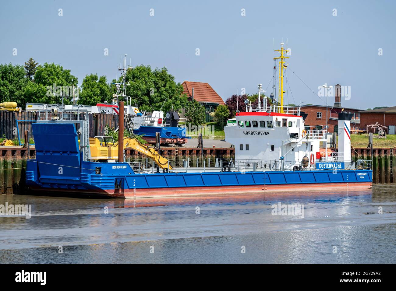 Guardia costiera tedesca nave di controllo inquinamento NORDERHEVER nel porto di Husum. Foto Stock