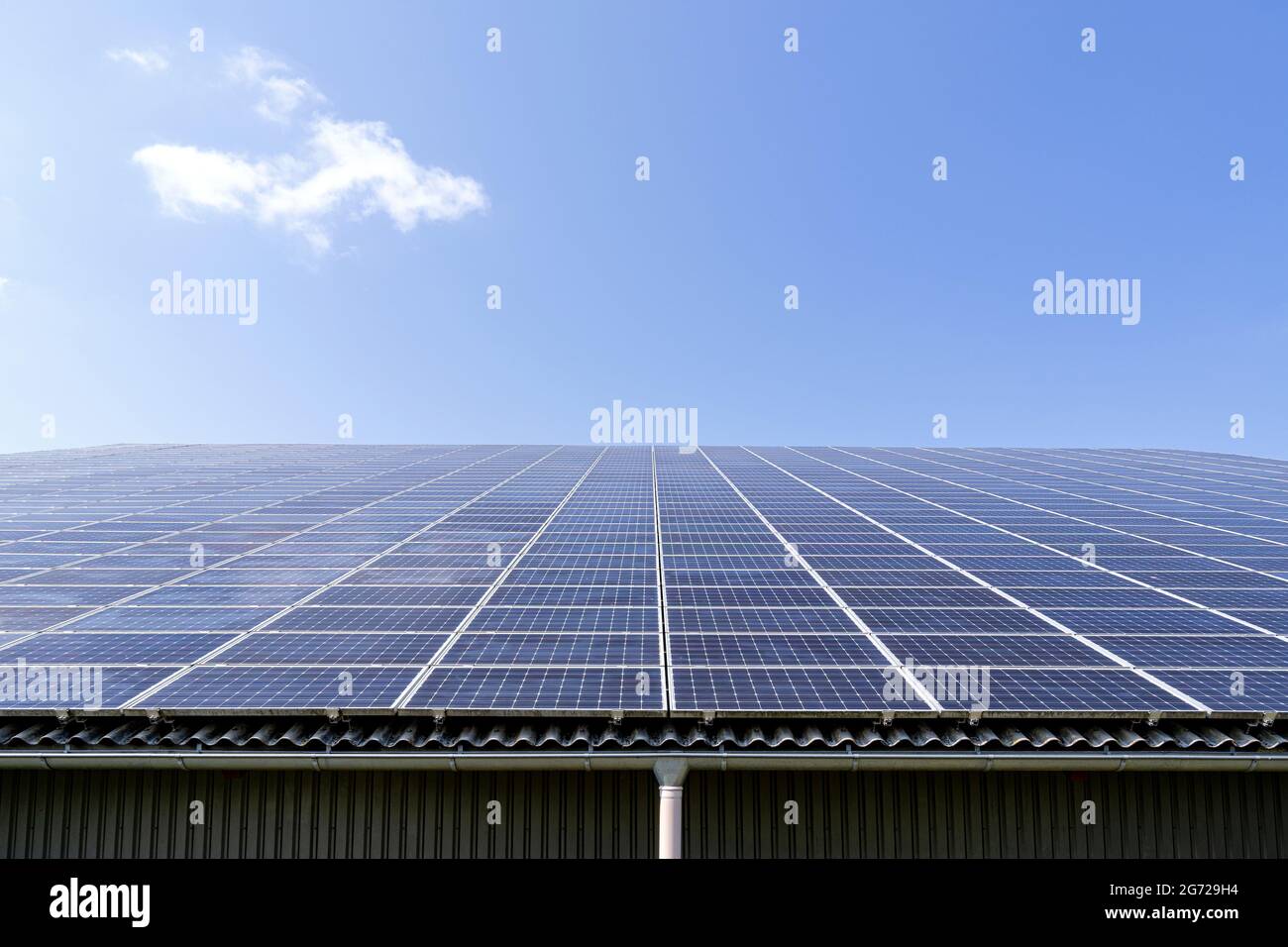 collettori solari montati sul tetto su un grande tetto Foto Stock